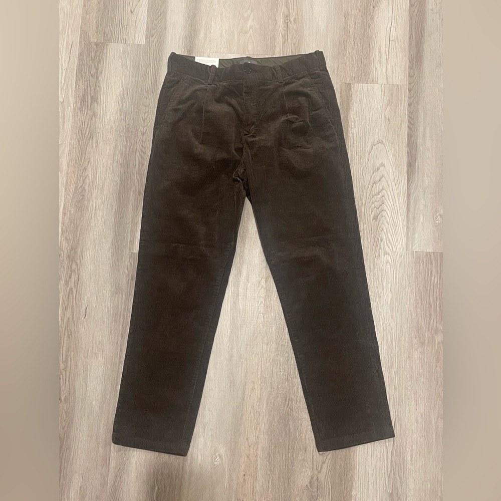 H&M brown corduroy pants, waist size 32.